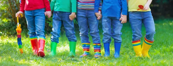 Τα παιδιά στην βροχή μπότες. Λαστιχένιες μπότες για τα παιδιά. — Φωτογραφία Αρχείου