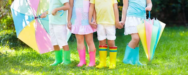 Kinderen in de regen laarzen. Rubber laarzen voor kinderen. — Stockfoto