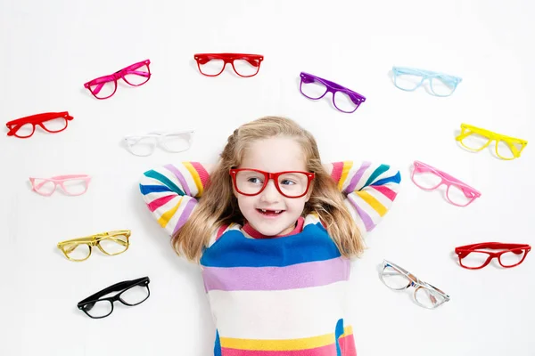 Kind beim Sehtest. Kind bei Optiker. Brille für Kinder. — Stockfoto