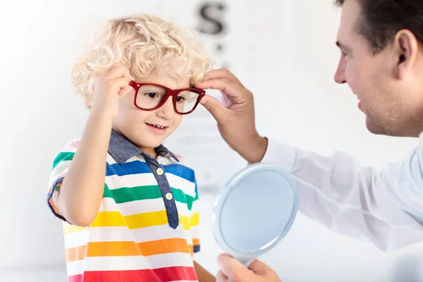 Test visuel enfant à œil. Enfant chez optitian. Lunettes pour enfants . — Photo