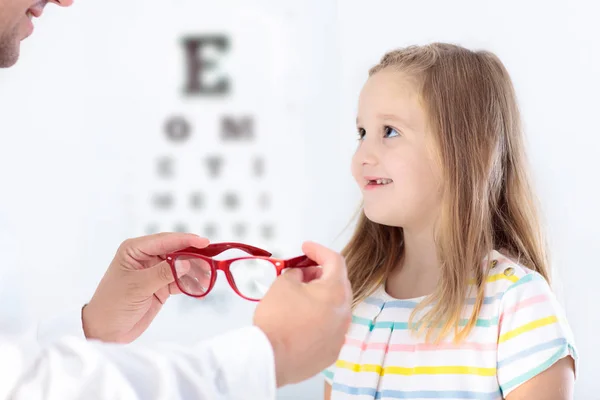 Dziecko o badanie wzroku oka. Dziecko w optitian. Okulary dla dzieci. — Zdjęcie stockowe