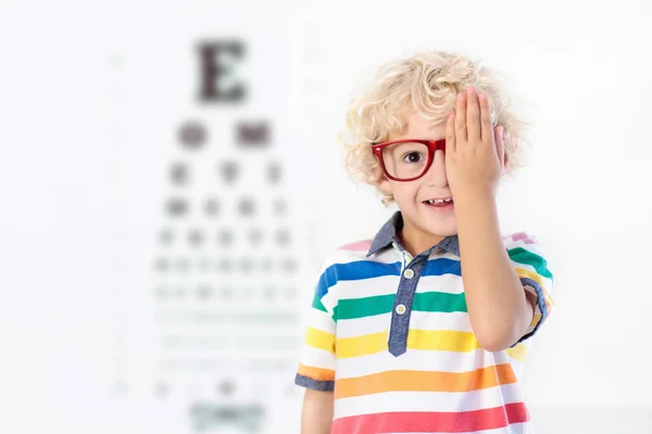 Test visivo del bambino. Un ragazzino all'ottico. Occhiali per bambini . — Foto Stock