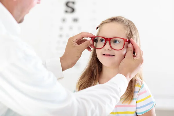 Kind op zicht oogtest. Kid op optitian. Brillen voor kinderen. — Stockfoto