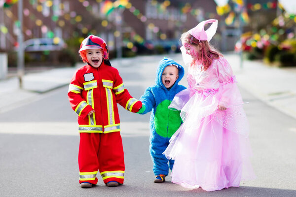 Kids on Halloween trick or treat.