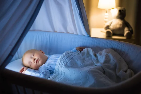 Babyjongen consumptiemelk in bed — Stockfoto