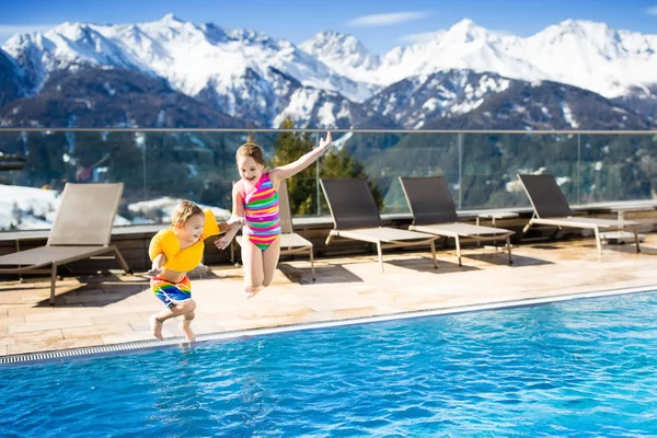 Kids in outdoor swimming pool of Alpine resort — Stock Photo, Image