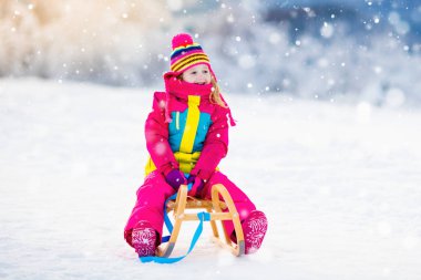 Kış park kızakta karda oynayan çocuk