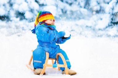 Çocuk kızağı binmek. Kızakla çocuk. Kızak ile çocuk