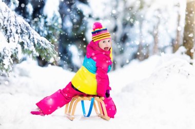 Kış park kızakta karda oynayan çocuk