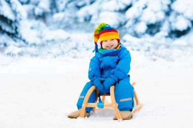 Çocuk kızağı binmek. Kızakla çocuk. Kızak ile çocuk