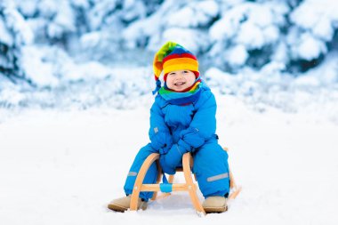 Çocuk kızağı binmek. Kızakla çocuk. Kızak ile çocuk
