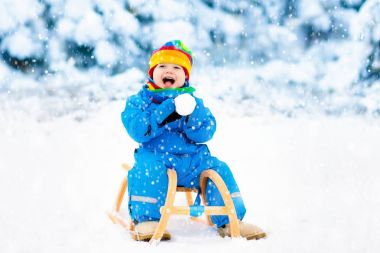 Çocuk kızağı binmek. Kızakla çocuk. Kızak ile çocuk