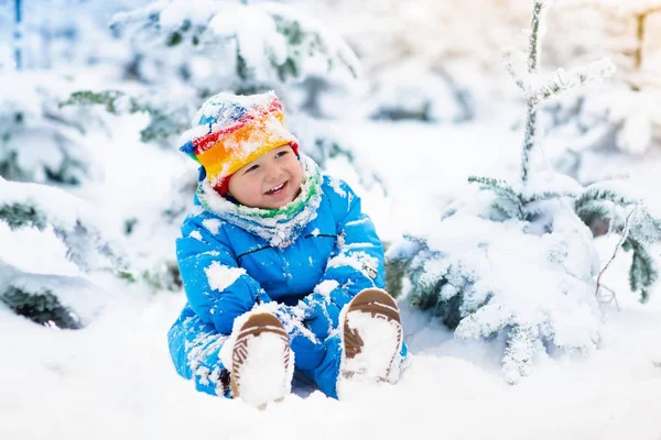 Dziecko bawi się śniegu w zimie. Dziecko w snowy park. — Zdjęcie stockowe