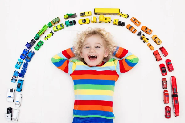 Kleine jongen met speelgoedauto's spelen. Speelgoed voor kinderen. — Stockfoto