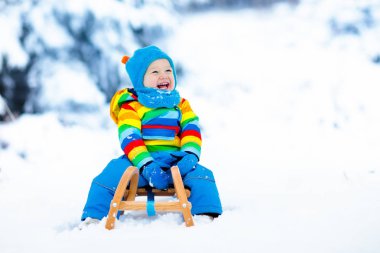 Çocuk kızağı binmek. Kızakla çocuk. Kızak ile çocuk