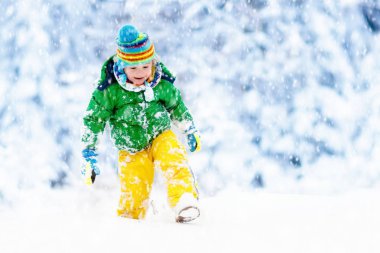 Kışın kar ile oynayan çocuk. Çocuklar açık havada.