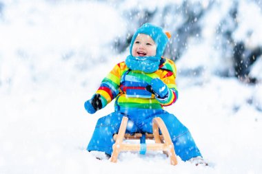 Çocuk kızağı binmek. Kızakla çocuk. Kızak ile çocuk