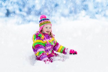Kışın kar ile oynayan çocuk. Çocuklar açık havada.