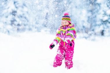Kışın kar ile oynayan çocuk. Çocuklar açık havada.