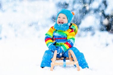 Çocuk kızağı binmek. Kızakla çocuk. Kızak ile çocuk