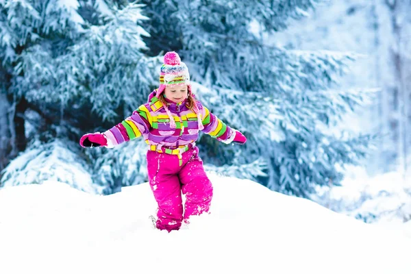 Barn leker med snö på vintern. Barn utomhus. — Stockfoto