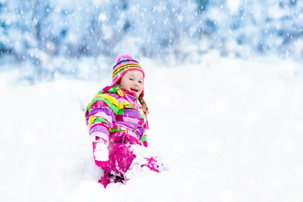 Enfant jouant avec la neige en hiver. Enfants en plein air . — Photo