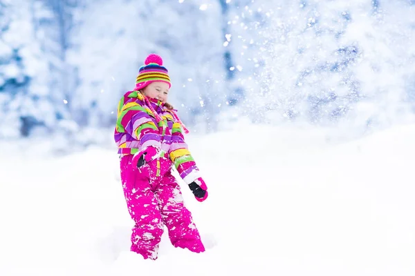 Criança brincando com neve no inverno. Crianças ao ar livre . — Fotografia de Stock