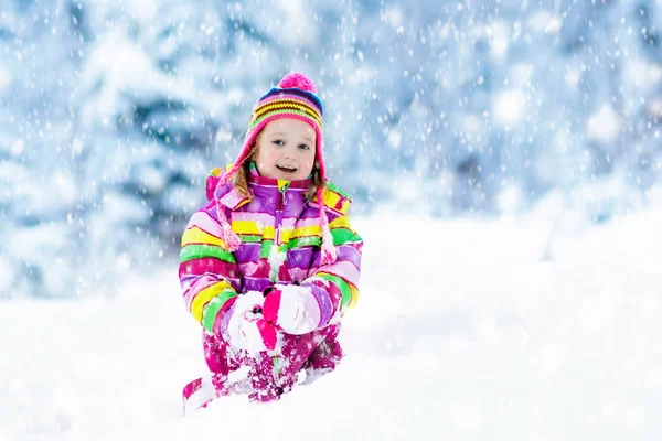 Kind spielt im Winter mit Schnee. Kinder im Freien. — Stockfoto