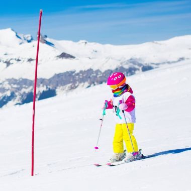 Kayak ve kar eğlenceli. Çocuk kış dağlarda. 