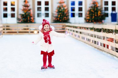 Çocukların buz pateni kış aylarında. Buz pateni çocuk için.