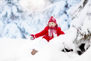 Kışın kar ile oynayan çocuk. Çocuk karlı Park.