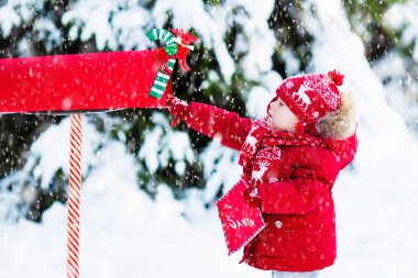Çocuk ile Noel babaya mektup vasıl Noel posta kutusu karda