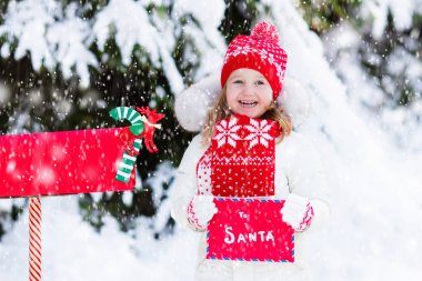 Çocuk ile Noel babaya mektup vasıl Noel posta kutusu karda