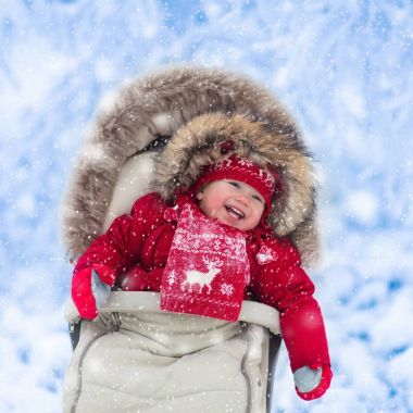 Bebek arabasındaki bebek kış Park kar ile 