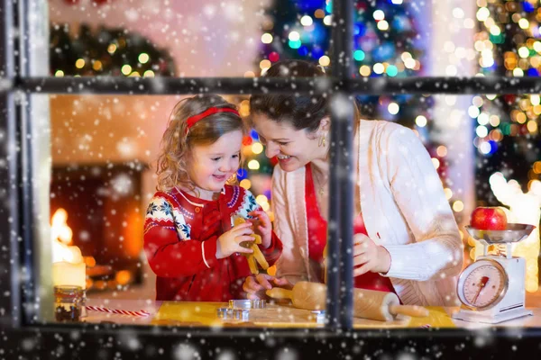 Mor och barn baka julkakor — Stockfoto