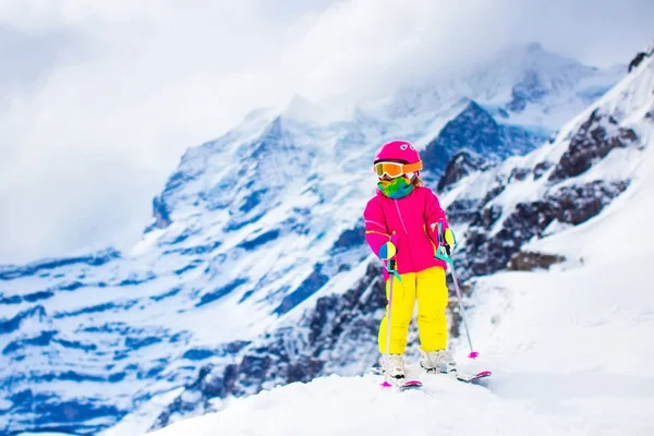 Sci e divertimento sulla neve. Bambino in montagna invernale . — Foto Stock