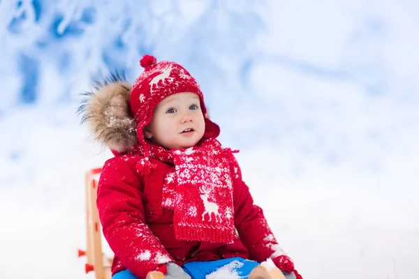 Діти грають у снігу. Зимові санки для дітей — стокове фото