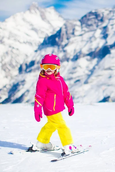 Esquí y nieve divertido. Niño en las montañas de invierno . — Foto de Stock