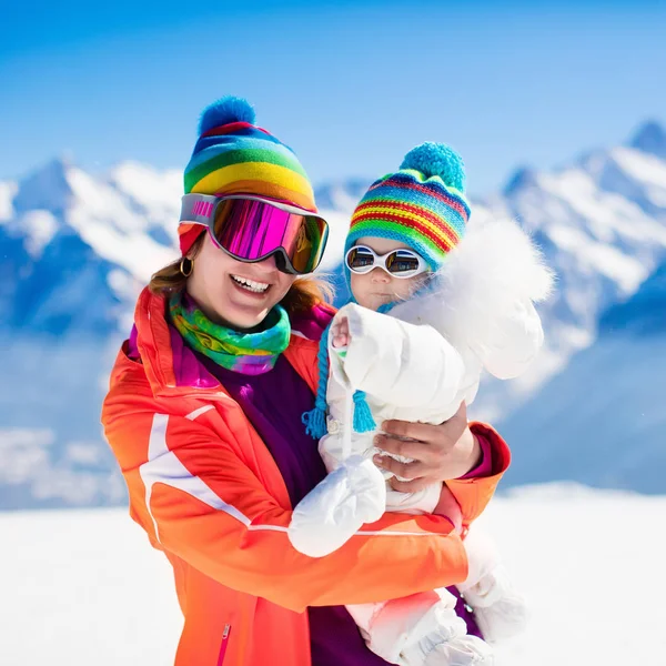 冬の山で家族スキーと雪の楽しみ — ストック写真