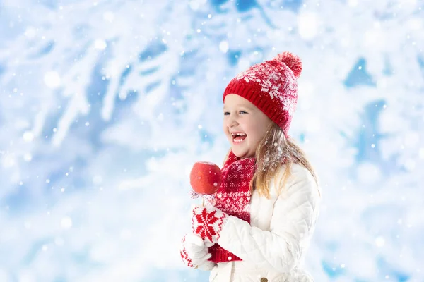 Kış adil üzerinde elma şekeri çocuk — Stok fotoğraf