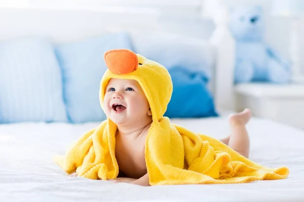 Lindo bebé después del baño en toalla de pato amarillo — Foto de Stock