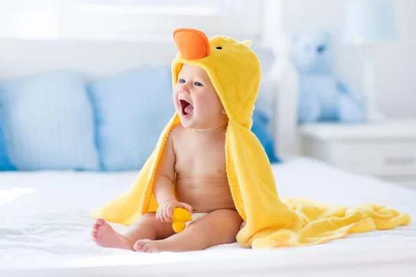 Bebê bonito após o banho em toalha de pato amarelo — Fotografia de Stock
