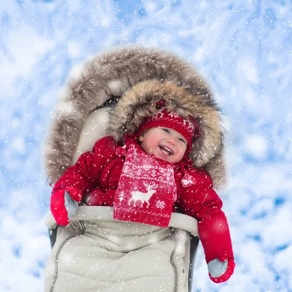Bebek arabasındaki bebek kış Park kar ile 