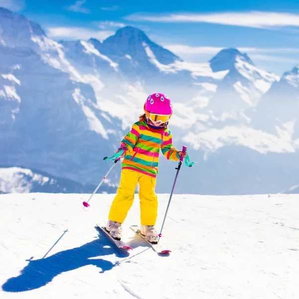 Esquí y nieve divertido. Niño en las montañas de invierno . — Foto de Stock