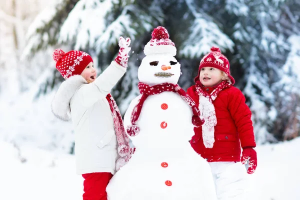 Kids building snowman. Children in snow. Winter fun. — Stock Photo, Image