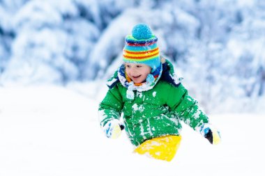 Kışın kar ile oynayan çocuk. Çocuklar açık havada.