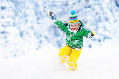 Kışın kar ile oynayan çocuk. Çocuklar açık havada.