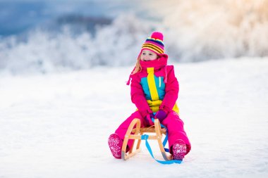 Kış park kızakta karda oynayan çocuk