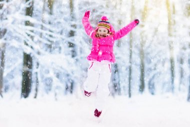 Kışın kar ile oynayan çocuk. Çocuklar açık havada.