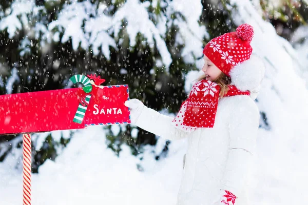 Çocuk ile Noel babaya mektup vasıl Noel posta kutusu karda